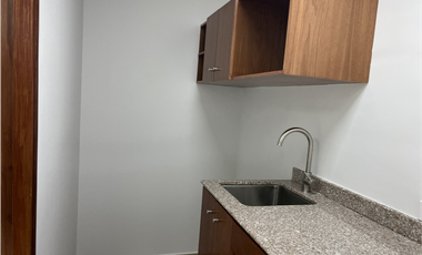 SE ALQUILA OFICINA  EN AVENIDA BALBOA 122MTS $ 1100