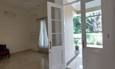 DIJUAL RUMAH CANTIK dgn KOLAM RENANG di Jl KEMANG DALAM, JAKSEL