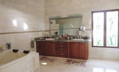 Residencia vigilancia fraccionamiento arbolado