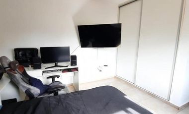 VENTA CASA DE 5 AMBIENTES CON GALPÓN EN BLANCO ESCALADA