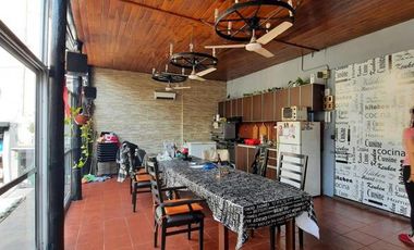 VENTA CASA DE 5 AMBIENTES CON GALPÓN EN BLANCO ESCALADA