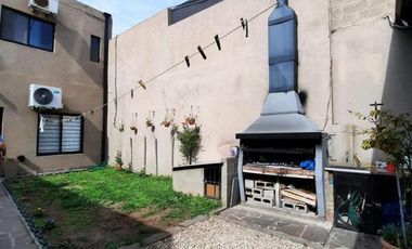 VENTA CASA DE 5 AMBIENTES CON GALPÓN EN BLANCO ESCALADA