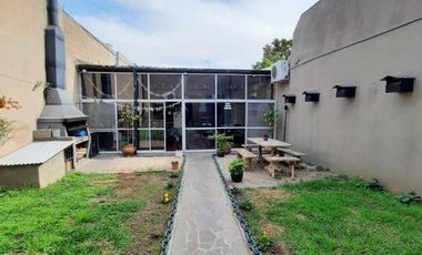 VENTA CASA DE 5 AMBIENTES CON GALPÓN EN BLANCO ESCALADA