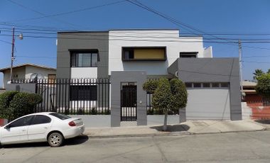 Casa  de 4 recámaras amplia y moderna en la Col. Hidalgo, Ensenada $9,000,0000