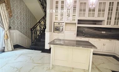 Rumah  Hook Dan Samping Taman di Kebayoran Residence Bintaro Jaya