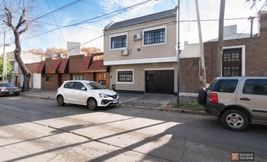 Casa en venta - 3 Dormitorios 2 Baños 1 Cochera - 100mts2 - La Plata [FINANCIADO]