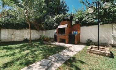 CASA VENTA 4 AMBIENTES CASTELAR COCHERA Y PARQUE