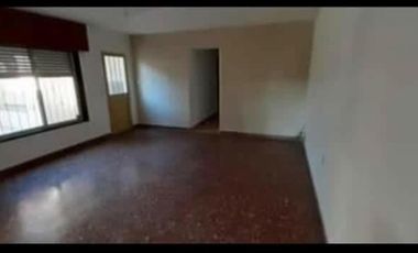 Excelente propiedad, en el centro de Villa Regina, en venta. Toma propiedad en parte de pago, en CABA, en barrios denominados turisticos.