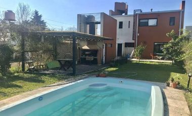 Casa en venta - 3 Dormitorios 3 Baños - Cochera - 300 mts2 - Villa Parque Sicardi, La Plata