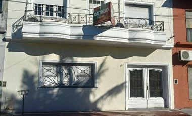 Casa con Departamento en venta en Sarandi Oeste