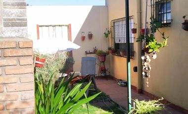 CASA 2 DORMITORIOS, GARAGE, AMPLIO PATIO
