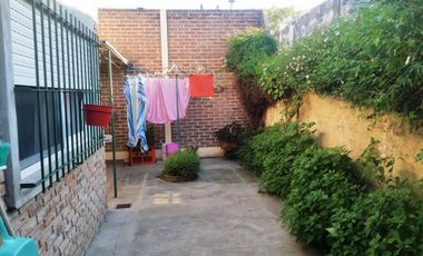 CASA 2 DORMITORIOS, GARAGE, AMPLIO PATIO