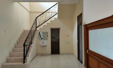 Disewakan Rumah Strategis Lokasi di Nginden Intan Barat, Surabaya