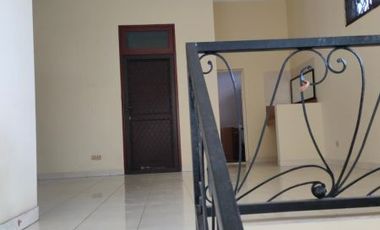 Disewakan Rumah Strategis Lokasi di Nginden Intan Barat, Surabaya