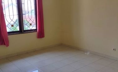 Disewakan Rumah Strategis Lokasi di Nginden Intan Barat, Surabaya