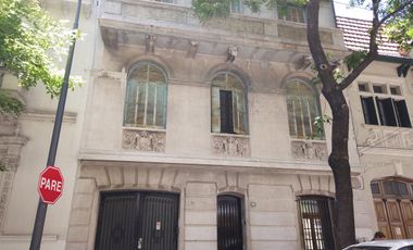 Casa 'Petit Hotel' 7 ambientes c/ Cochera - Flores - Camacua 300