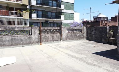 Casa 'Petit Hotel' 7 ambientes c/ Cochera - Flores - Camacua 300