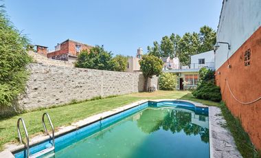 Casa 5 ambientes con jardín y piscina en Villa del Parque !!