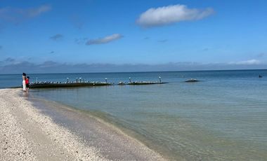 Departamento frente al  mar con club de playa, areas verdes y amenidades, en pre