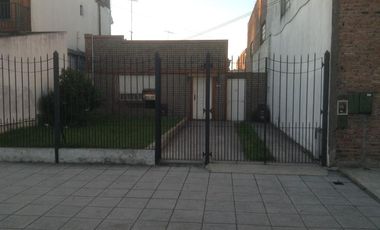 Casa de 3 amb con pileta y quincho o lugar de guardado -Venta -Lanus Oeste