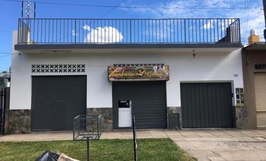 CASA 3 AMB C/COCHERA + 2 LOCALES COMERCIALES
