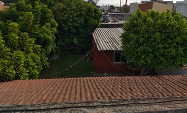 CASA 3 AMB C/COCHERA + 2 LOCALES COMERCIALES