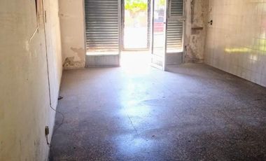 CASA 3 AMB C/COCHERA + 2 LOCALES COMERCIALES