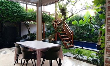 The Ultimate Family Retreat: Homey 6 Bedroom Freehold Villa Near Saba Beach!