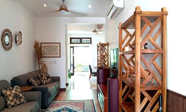 The Ultimate Family Retreat: Homey 6 Bedroom Freehold Villa Near Saba Beach!