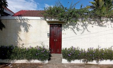 The Ultimate Family Retreat: Homey 6 Bedroom Freehold Villa Near Saba Beach!