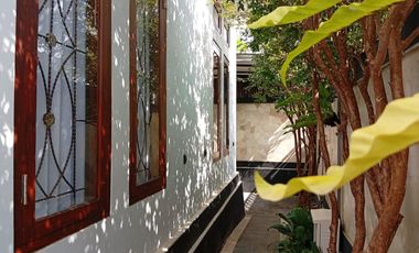 The Ultimate Family Retreat: Homey 6 Bedroom Freehold Villa Near Saba Beach!