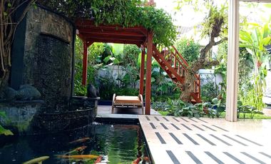 The Ultimate Family Retreat: Homey 6 Bedroom Freehold Villa Near Saba Beach!