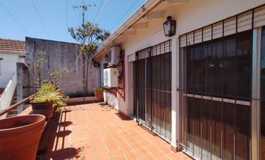 AMPLIO DEPARTAMENTO DE 3 AMBIENTES CON LIVING Y ENTREPISO, COCINA CON LAVADERO INTEGRADO, BALCÓN AL FRENTE Y PATIO BALCÓN EN CONTRAFRENTE.