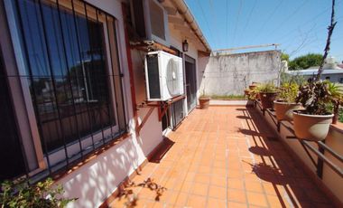 AMPLIO DEPARTAMENTO DE 3 AMBIENTES CON LIVING Y ENTREPISO, COCINA CON LAVADERO INTEGRADO, BALCÓN AL FRENTE Y PATIO BALCÓN EN CONTRAFRENTE.