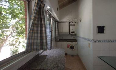 AMPLIO DEPARTAMENTO DE 3 AMBIENTES CON LIVING Y ENTREPISO, COCINA CON LAVADERO INTEGRADO, BALCÓN AL FRENTE Y PATIO BALCÓN EN CONTRAFRENTE.