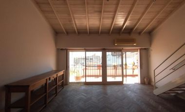 AMPLIO DEPARTAMENTO DE 3 AMBIENTES CON LIVING Y ENTREPISO, COCINA CON LAVADERO INTEGRADO, BALCÓN AL FRENTE Y PATIO BALCÓN EN CONTRAFRENTE.