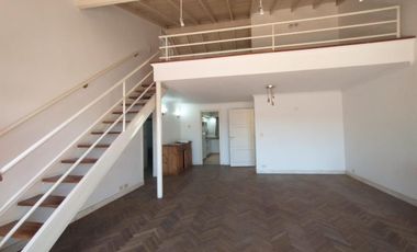 AMPLIO DEPARTAMENTO DE 3 AMBIENTES CON LIVING Y ENTREPISO, COCINA CON LAVADERO INTEGRADO, BALCÓN AL FRENTE Y PATIO BALCÓN EN CONTRAFRENTE.