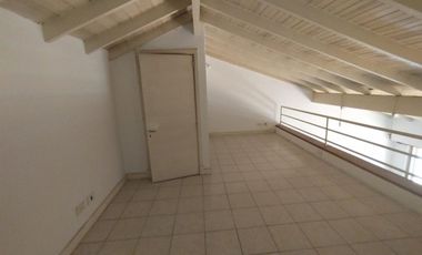 AMPLIO DEPARTAMENTO DE 3 AMBIENTES CON LIVING Y ENTREPISO, COCINA CON LAVADERO INTEGRADO, BALCÓN AL FRENTE Y PATIO BALCÓN EN CONTRAFRENTE.