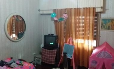 MUY BUENA CASA  4 AMB. EN ESQUINA, COCHERA, JARDIN, PATIO, GALERIA, GALPON, TERRAZA, EXCELENTE ESTADO Y UBICACION