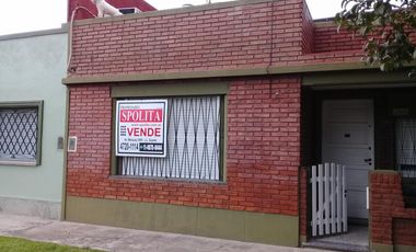 MUY BUENA CASA  4 AMB. EN ESQUINA, COCHERA, JARDIN, PATIO, GALERIA, GALPON, TERRAZA, EXCELENTE ESTADO Y UBICACION