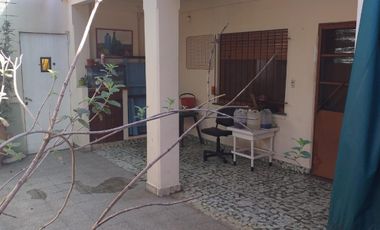 MUY BUENA CASA  4 AMB. EN ESQUINA, COCHERA, JARDIN, PATIO, GALERIA, GALPON, TERRAZA, EXCELENTE ESTADO Y UBICACION