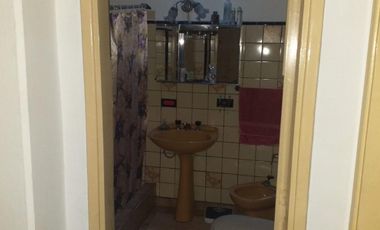 MUY BUENA CASA  4 AMB. EN ESQUINA, COCHERA, JARDIN, PATIO, GALERIA, GALPON, TERRAZA, EXCELENTE ESTADO Y UBICACION