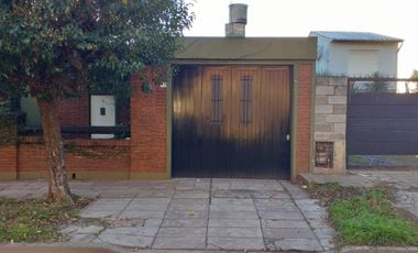 MUY BUENA CASA  4 AMB. EN ESQUINA, COCHERA, JARDIN, PATIO, GALERIA, GALPON, TERRAZA, EXCELENTE ESTADO Y UBICACION