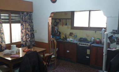 MUY BUENA CASA  4 AMB. EN ESQUINA, COCHERA, JARDIN, PATIO, GALERIA, GALPON, TERRAZA, EXCELENTE ESTADO Y UBICACION