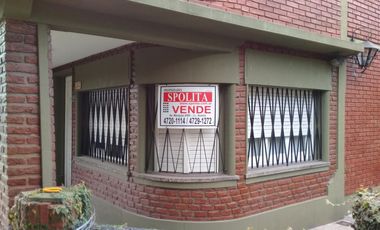 MUY BUENA CASA  4 AMB. EN ESQUINA, COCHERA, JARDIN, PATIO, GALERIA, GALPON, TERRAZA, EXCELENTE ESTADO Y UBICACION