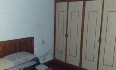 MUY BUENA CASA  4 AMB. EN ESQUINA, COCHERA, JARDIN, PATIO, GALERIA, GALPON, TERRAZA, EXCELENTE ESTADO Y UBICACION