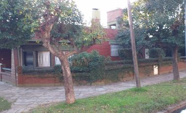 MUY BUENA CASA  4 AMB. EN ESQUINA, COCHERA, JARDIN, PATIO, GALERIA, GALPON, TERRAZA, EXCELENTE ESTADO Y UBICACION