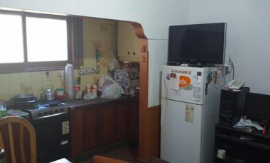 MUY BUENA CASA  4 AMB. EN ESQUINA, COCHERA, JARDIN, PATIO, GALERIA, GALPON, TERRAZA, EXCELENTE ESTADO Y UBICACION