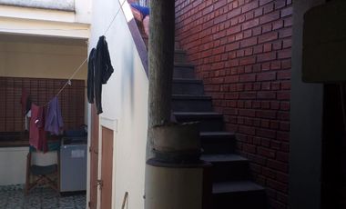 MUY BUENA CASA  4 AMB. EN ESQUINA, COCHERA, JARDIN, PATIO, GALERIA, GALPON, TERRAZA, EXCELENTE ESTADO Y UBICACION