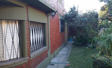 MUY BUENA CASA  4 AMB. EN ESQUINA, COCHERA, JARDIN, PATIO, GALERIA, GALPON, TERRAZA, EXCELENTE ESTADO Y UBICACION